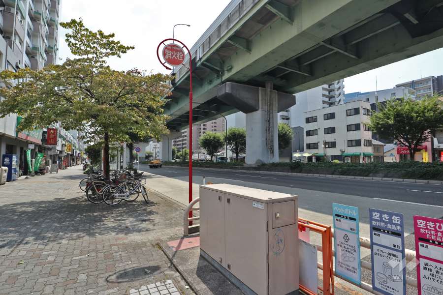 敷地西側の前面道路は江川線で、上を名古屋高速都心環状線が走っています。