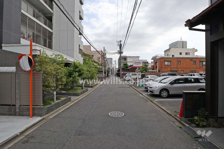敷地西側の前面道路（南側から）