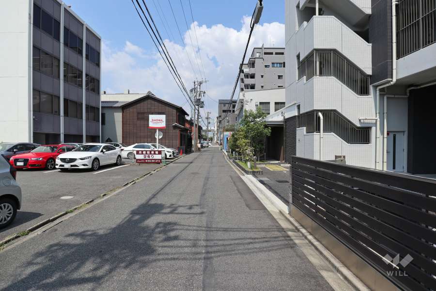 敷地西側の前面道路