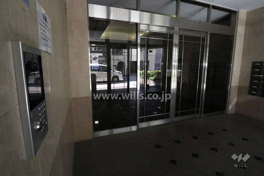 エントランスはオートロック付です。