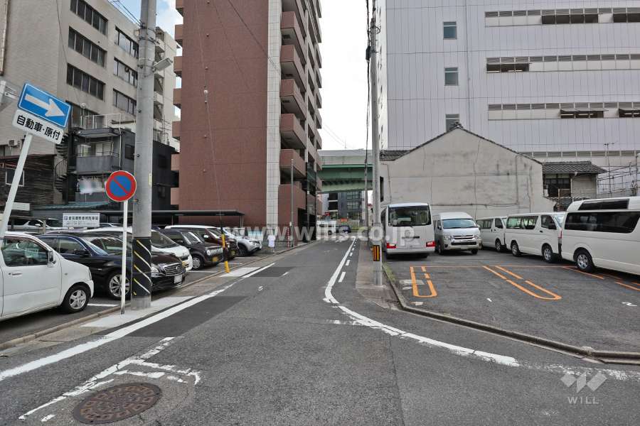 敷地南側の前面道路（西側から）