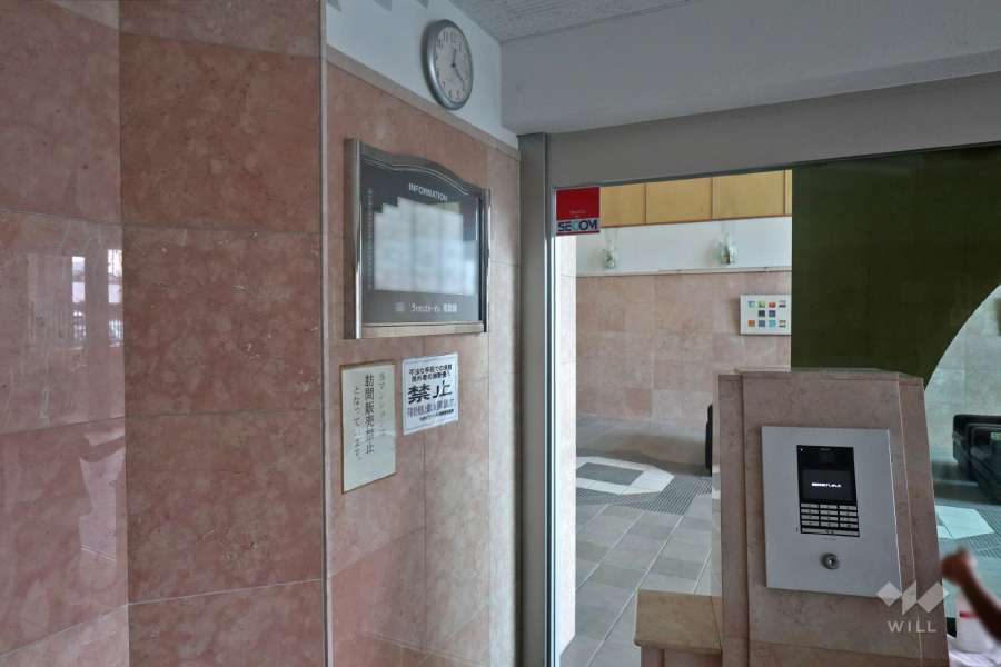 オートロックと案内板