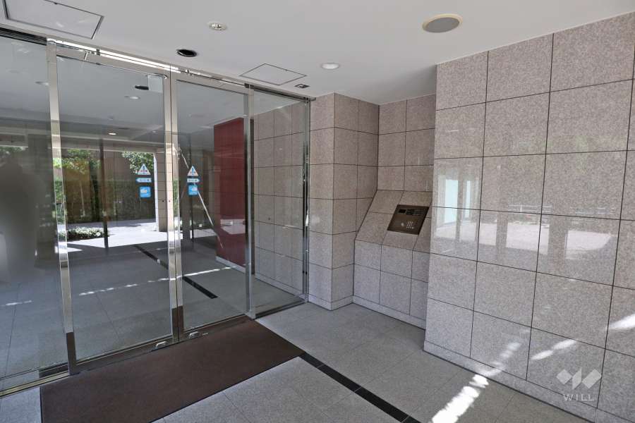 エントランスはオートロック付きです。