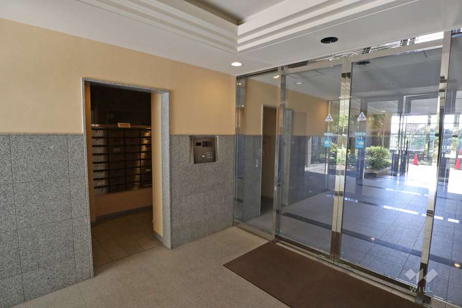 エントランスはオートロック付きです。