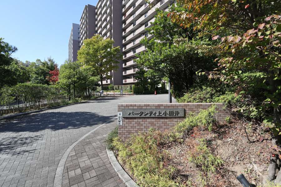 エントランスアプローチと銘板