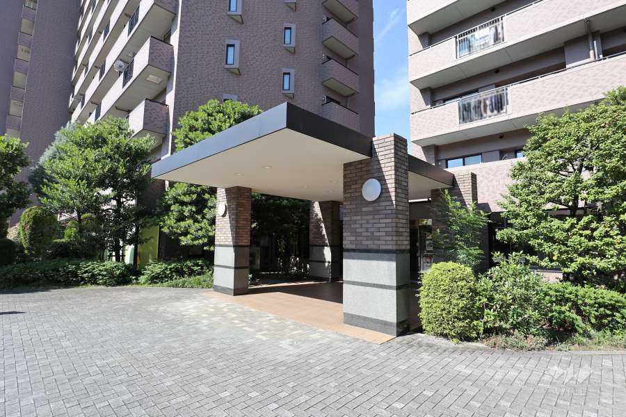 エントランス。車寄せ付きです。