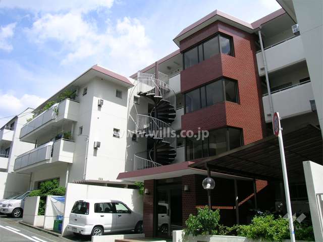 エントランスと階段室の外部はタイル貼りです。