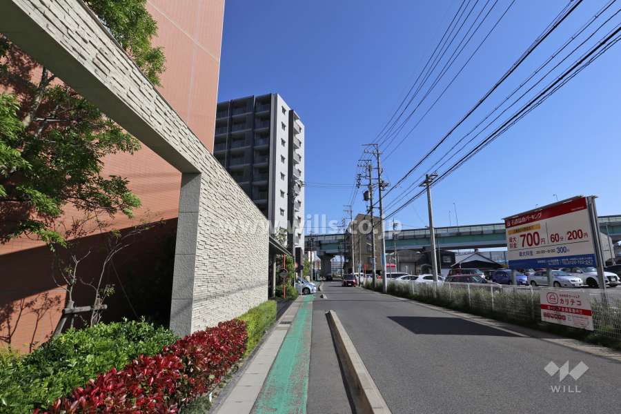 敷地西側の前面道路
