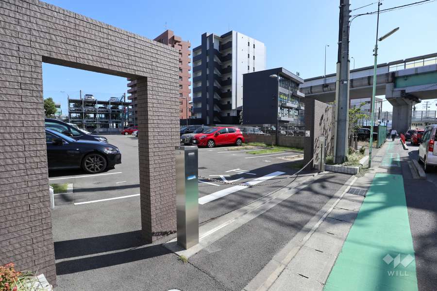 駐車場出入り口（ロボットゲート付き）・敷地内駐車場（屋外平面式）