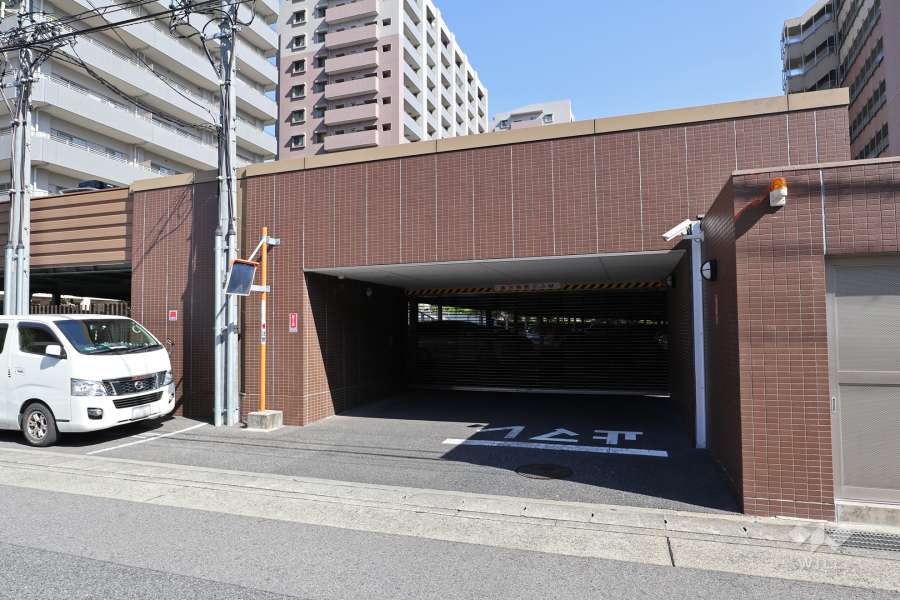 駐車場入り口（リングシャッター付き）・敷地内駐車場（屋内平面式）