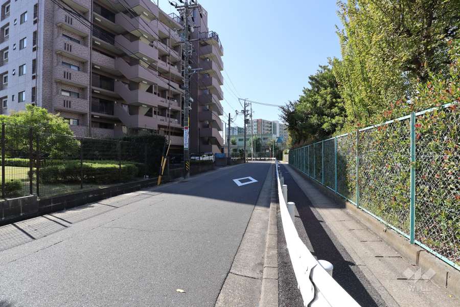 敷地北側の前面道路