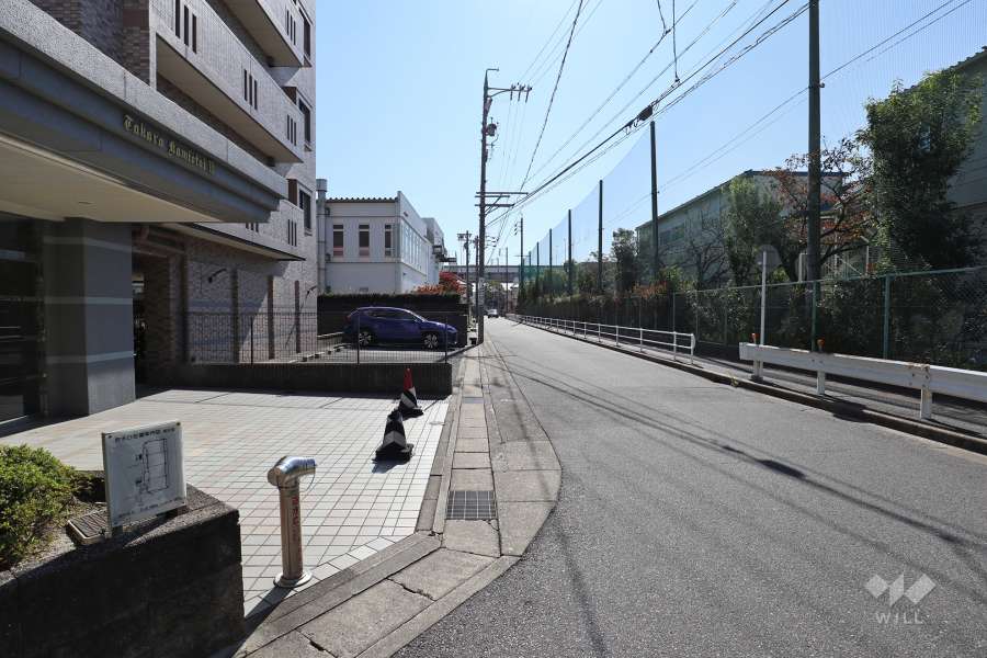 敷地西側の前面道路
