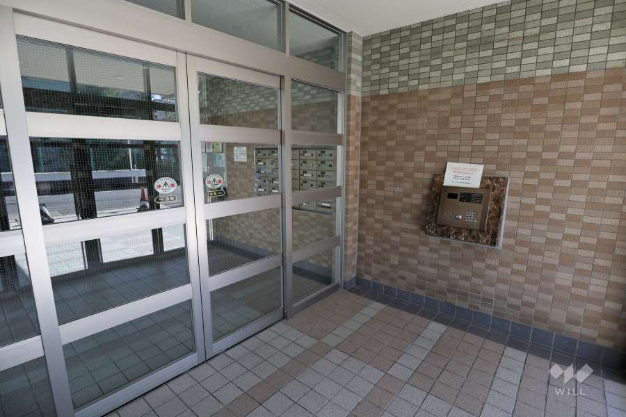 エントランスはオートロック付きです。