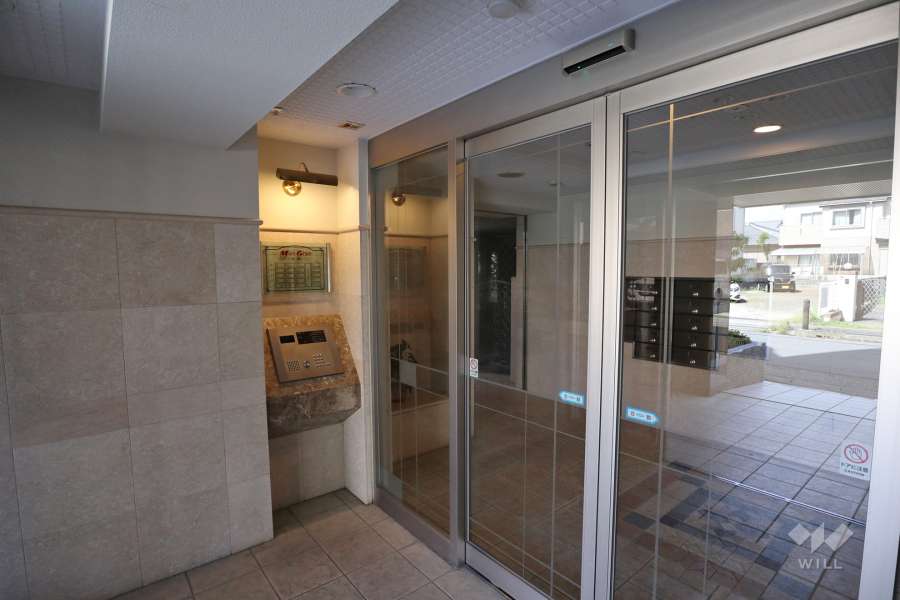 エントランスはオートロック付きです。