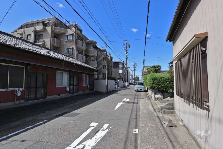 敷地北側の前面道路（東側から）