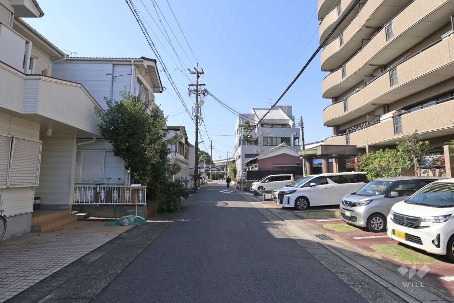 敷地南側の前面道路(東側から)　