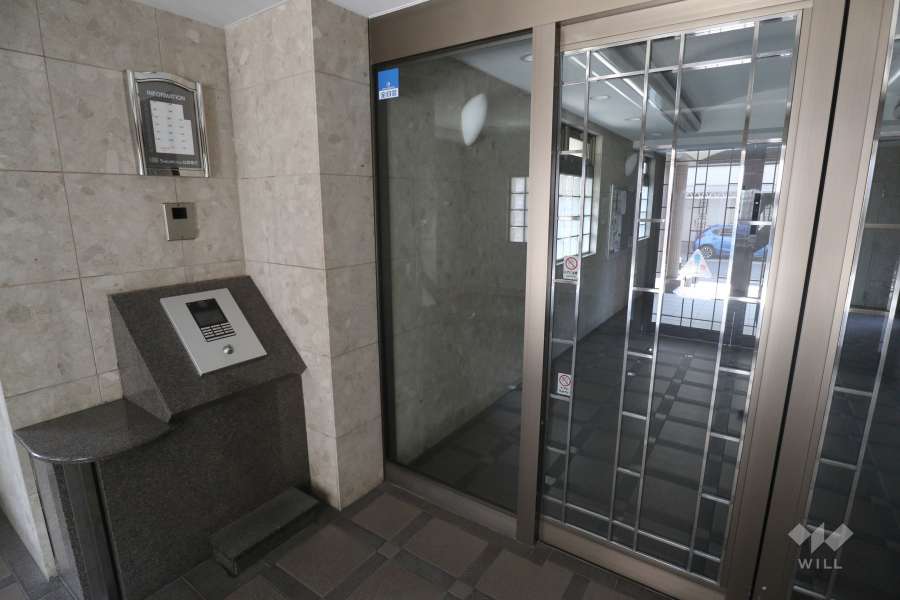 エントランスはオートロック付きです。