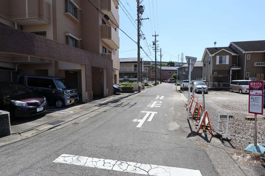 敷地西側の前面道路（北側から）