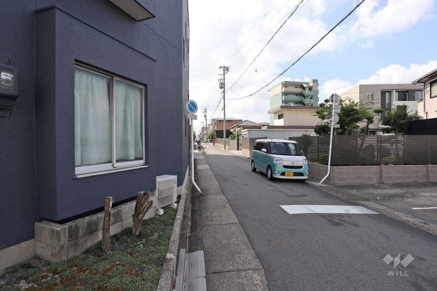 敷地西側の前面道路