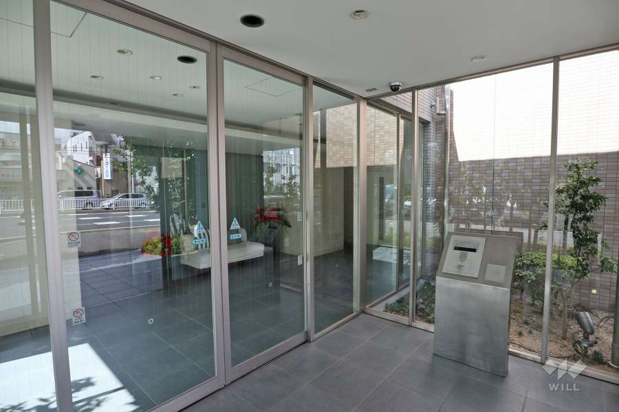 エントランスはオートロック付きです。