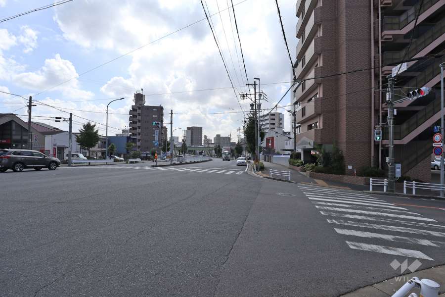 敷地北東側は片側三車線の幹線道路が通っています。