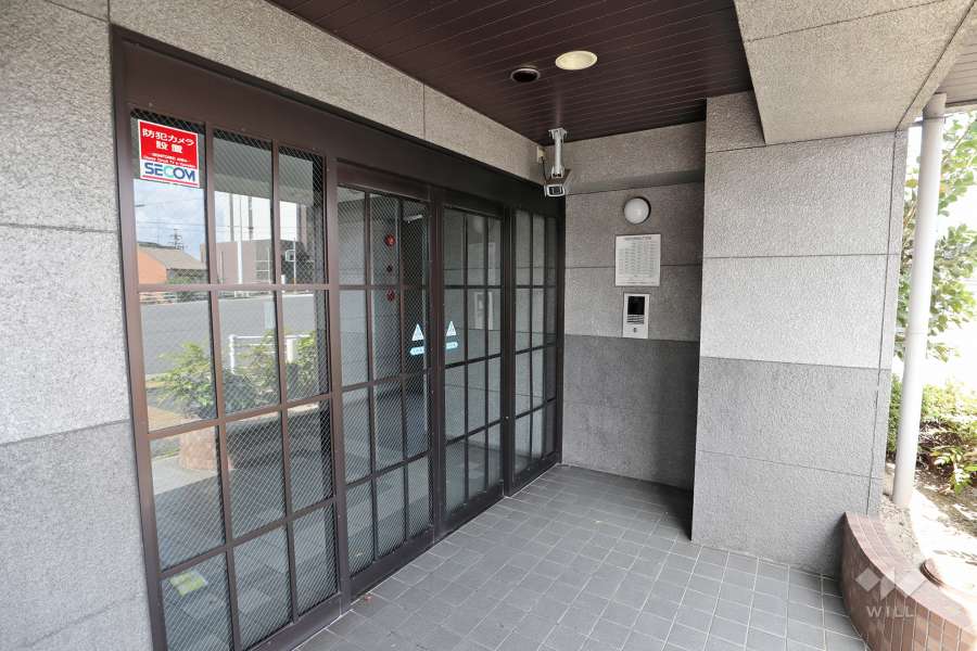エントランスはオートロック付きです。