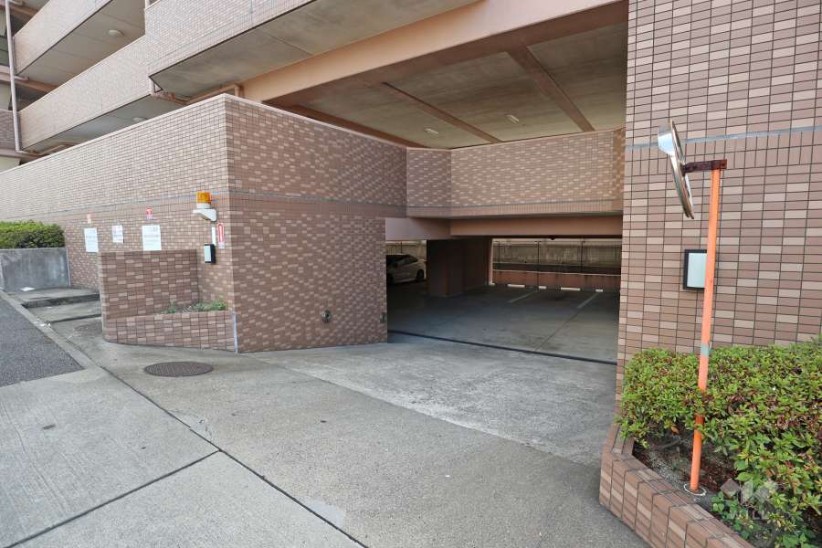 駐車場出入り口・敷地内駐車場（屋内平面式）