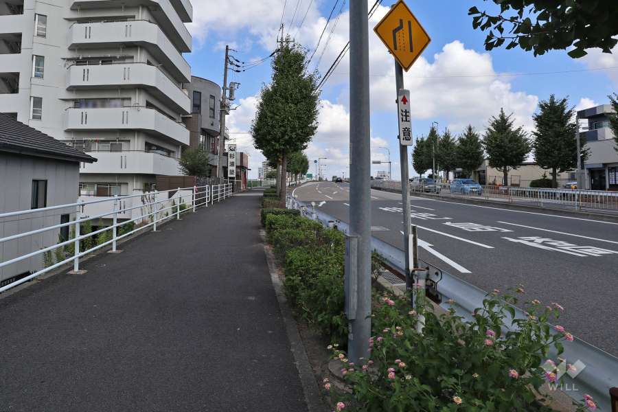 敷地東側の前面道路(県道67号)