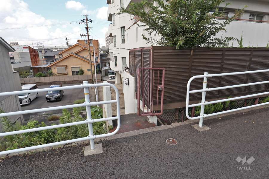 敷地東側と西側を繋ぐ通路