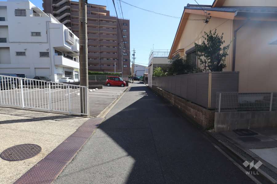 敷地西側の前面道路（北側から）