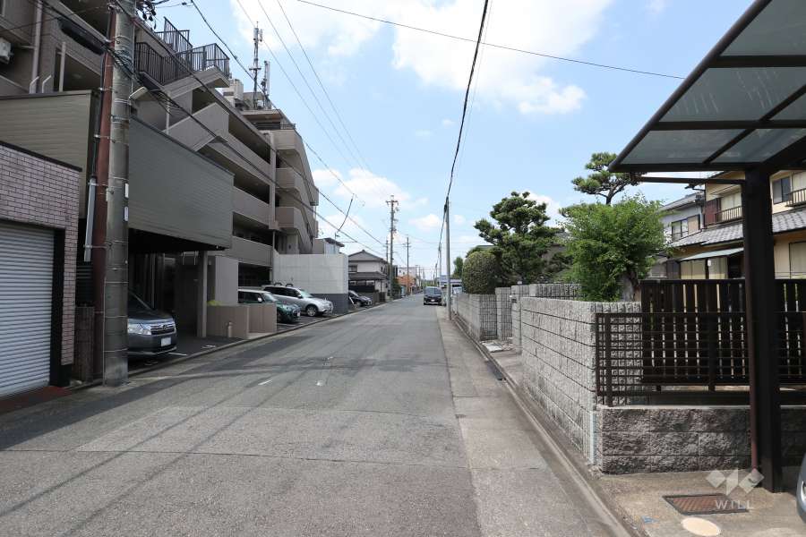 敷地北側の前面道路（東側から）