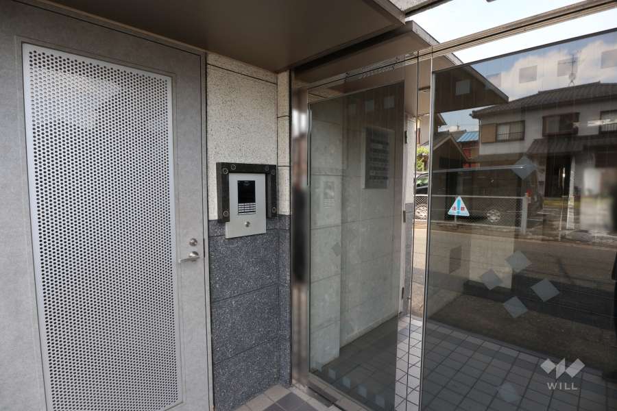 エントランスはオートロック付きです。