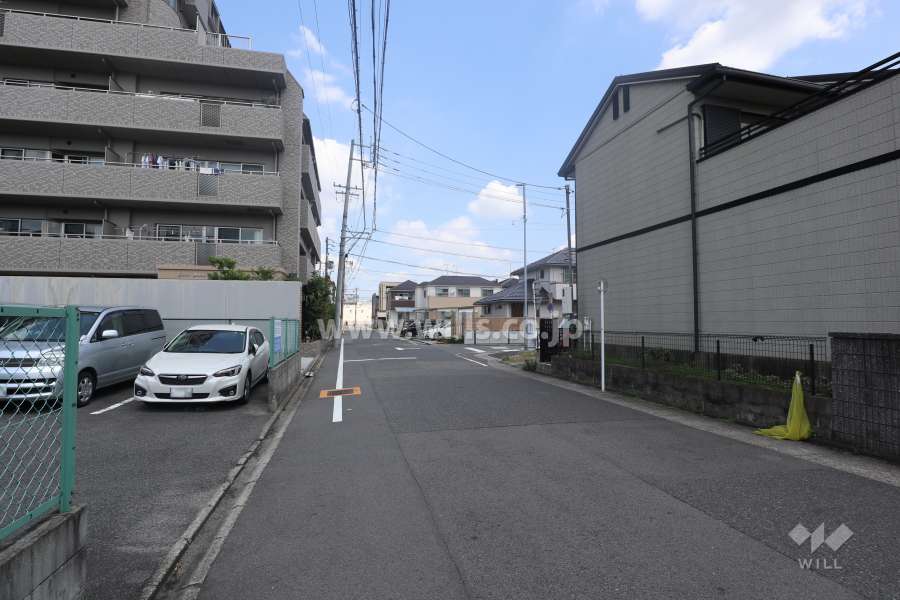 敷地西側の前面道路