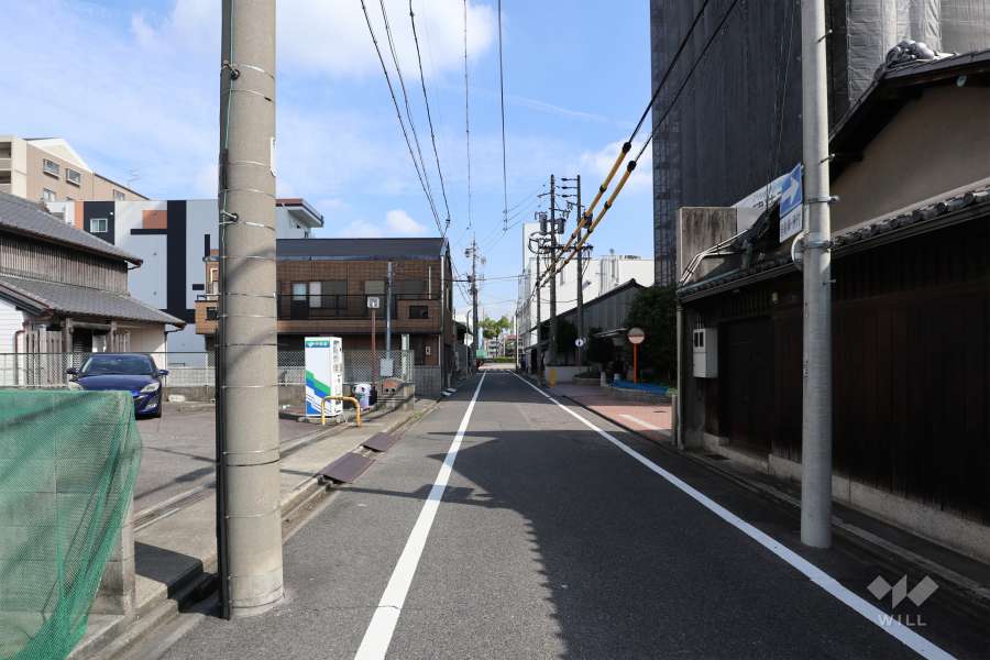 敷地西側の前面道路(南側から)
