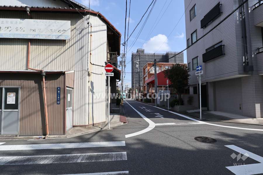 敷地西側の前面道路（堀詰町第1号線）