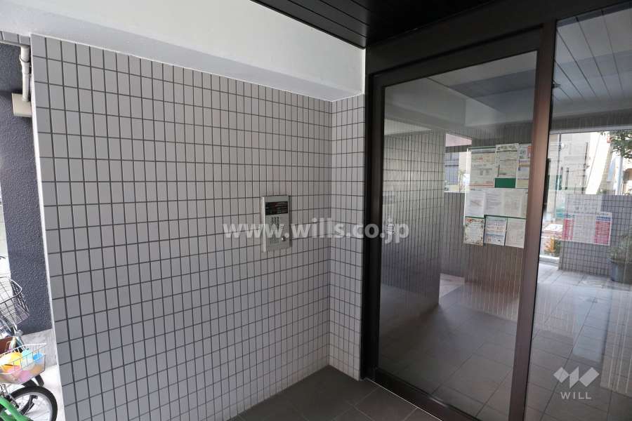 エントランスはオートロック付きです。