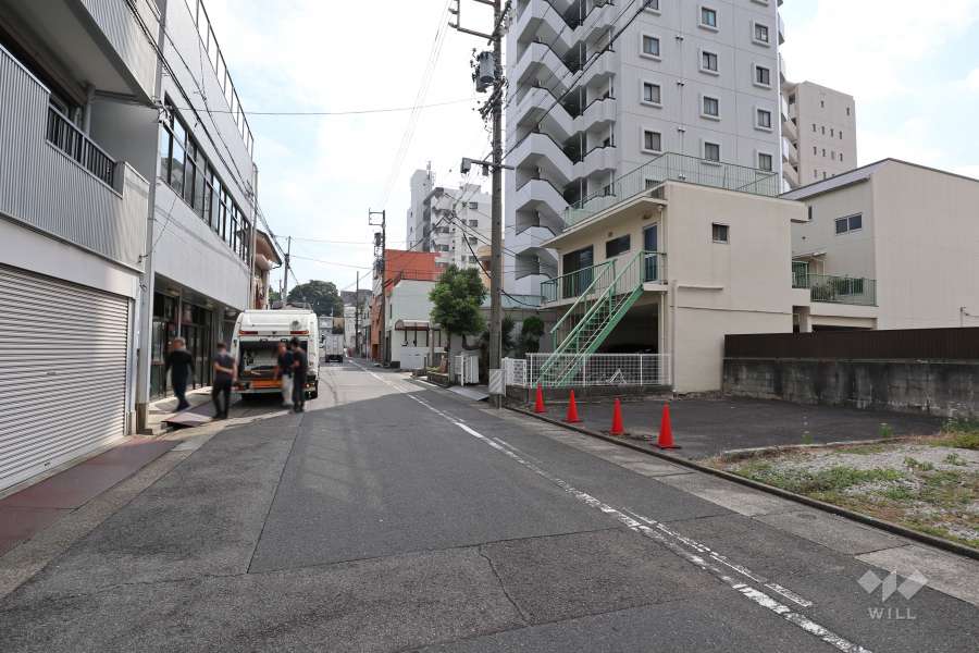 敷地北側の前面道路（西側から）