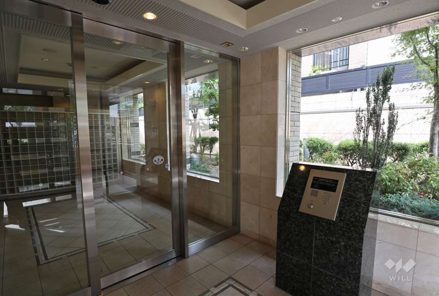 エントランスはオートロック付きです。