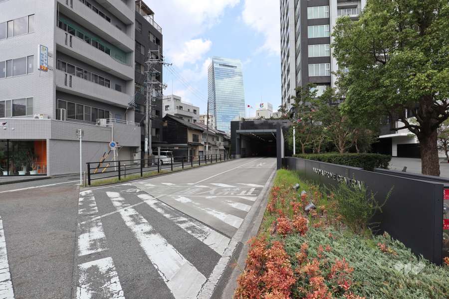 地階にある駐車場へのアプローチ