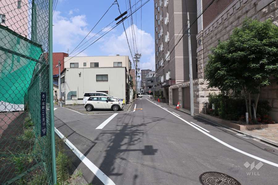 敷地西側の前面道路