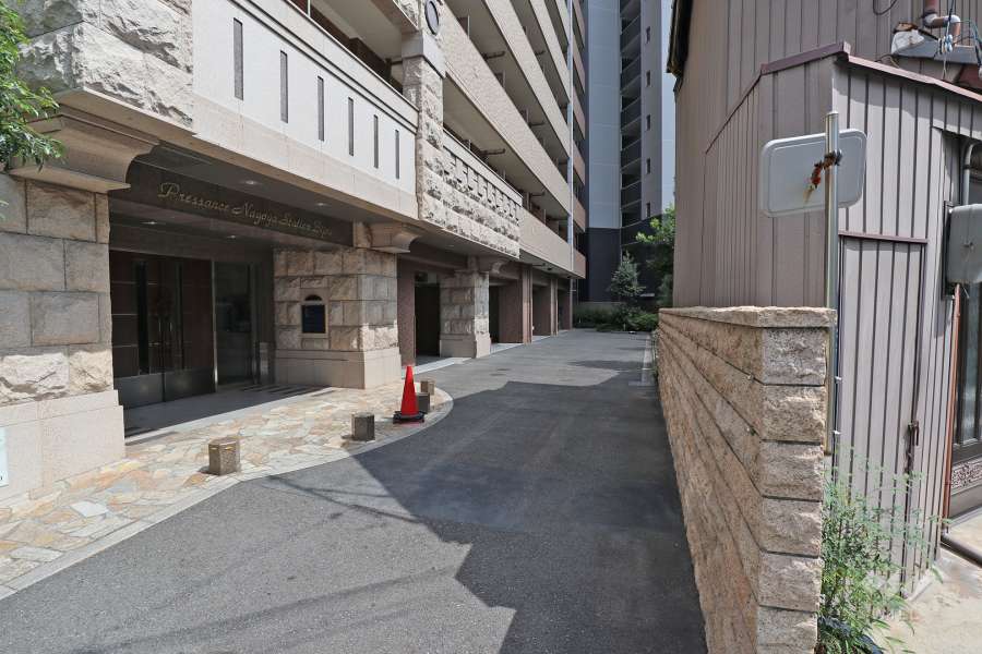 駐車場出入り口