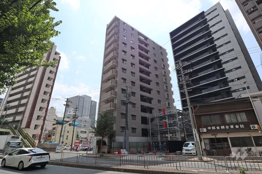 名駅アイリスの外観（北西側から）