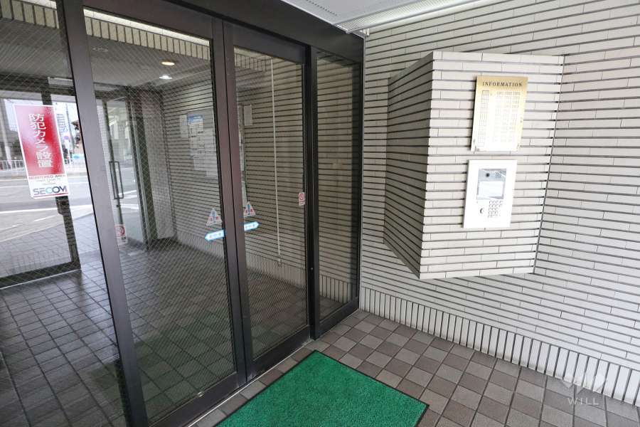 エントランスはオートロック付きです。