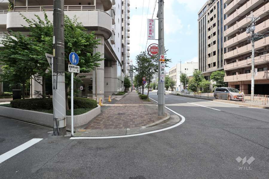 敷地北側の前面道路（東側から）
