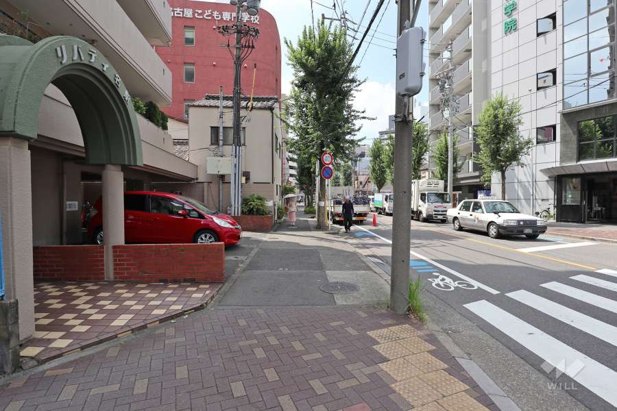 敷地西側の前面道路