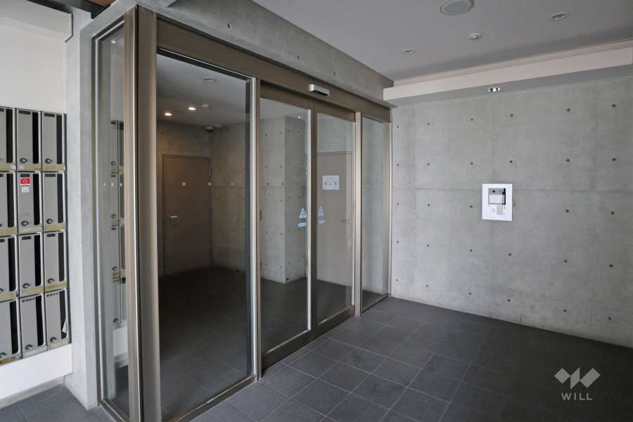 エントランスはオートロック付きです。