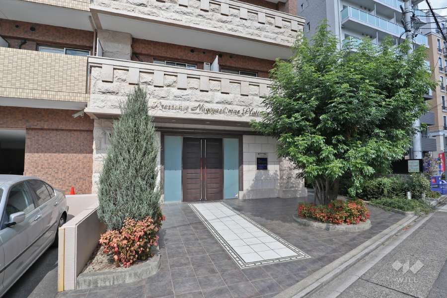 タイル張りのエントランスアプローチ