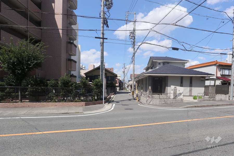 敷地北側の前面道路（東側から）