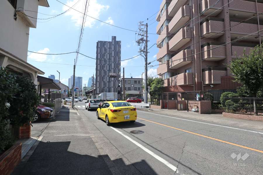 敷地東側の前面道路（北側から）