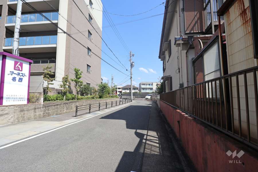 敷地東側の前面道路